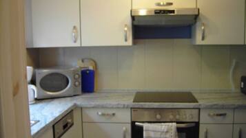 Kühlschrank, Mikrowelle, Ofen, Geschirrspüler