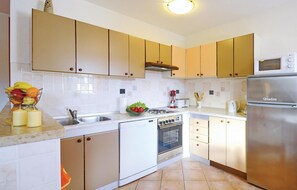 Réfrigérateur, micro-ondes, plaque de cuisson, lave-vaisselle