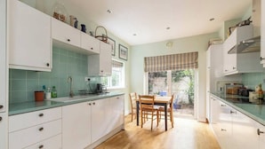 Unclassified image, 2 of 18, button - Plum Guide - The Green Parsonage (London)