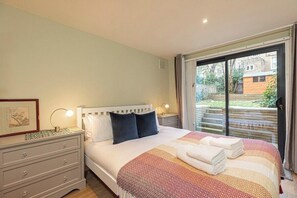 2 habitaciones y tabla de planchar con plancha 