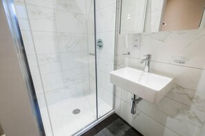 Shower - Plum Guide - Mayfair Maze (London)