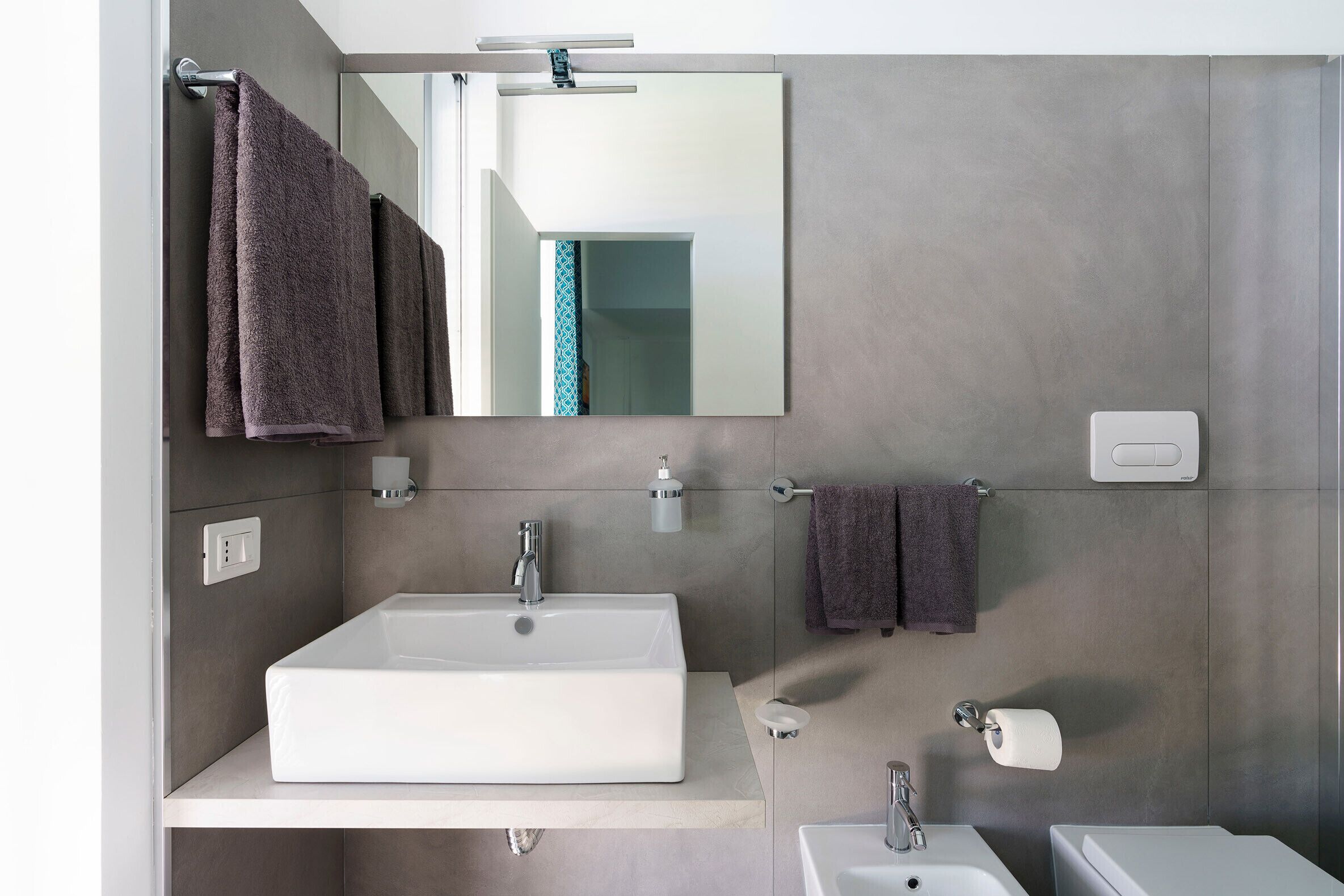 Douche, sèche-cheveux, serviettes fournies