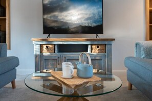 TV - Plum Guide - Brontë Schoolhouse (Carnforth)