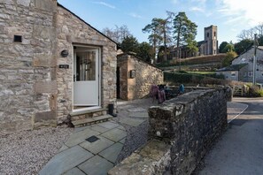 Exterior detail - Plum Guide - Brontë Schoolhouse (Carnforth)