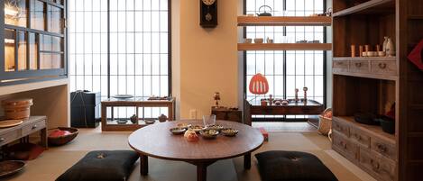 Premium suite, niet-roken (For 4) | Woonruimte | Een 32-inch smart-tv met kabelzenders