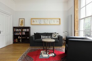 TV, books - Plum Guide - Here & There (London)