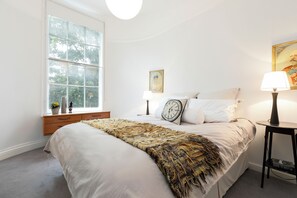 1 quarto, ferros/tábuas de passar roupa
