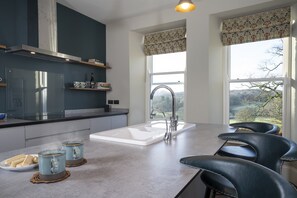 Microwave, dishwasher - Plum Guide - Peter Rabbit (Ambleside)