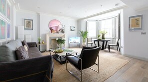 Living room - Plum Guide - The Illusionist's Kaleidoscope (London)