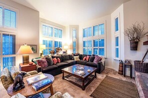 TV, fireplace - Plum Guide - Bear Paw (Park City)