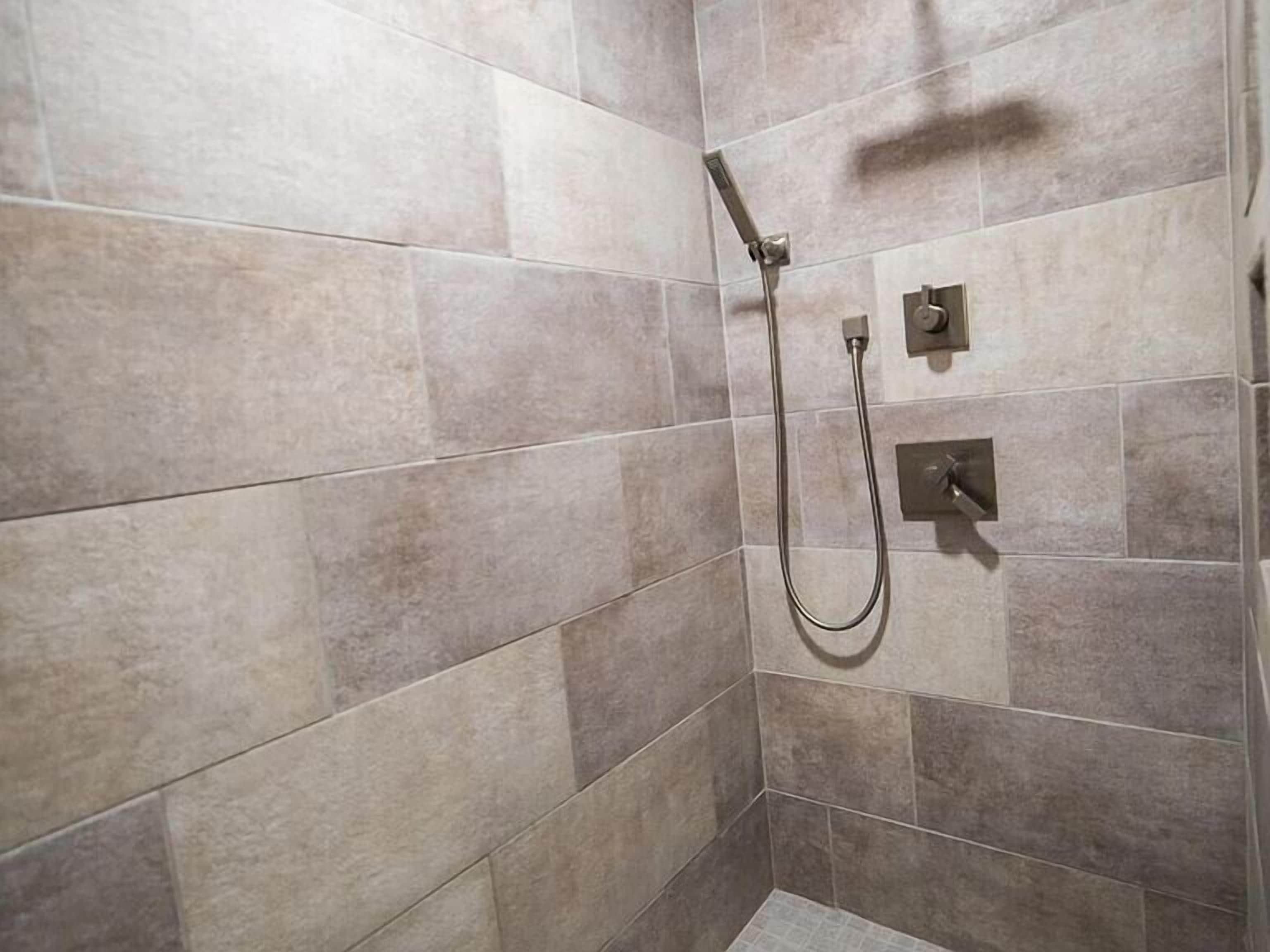 Douche, sèche-cheveux, serviettes fournies, savon