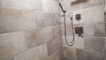 Douche, sĂšche-cheveux, serviettes fournies, savon