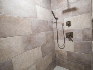 Een douche, een haardroger, handdoeken, zeep