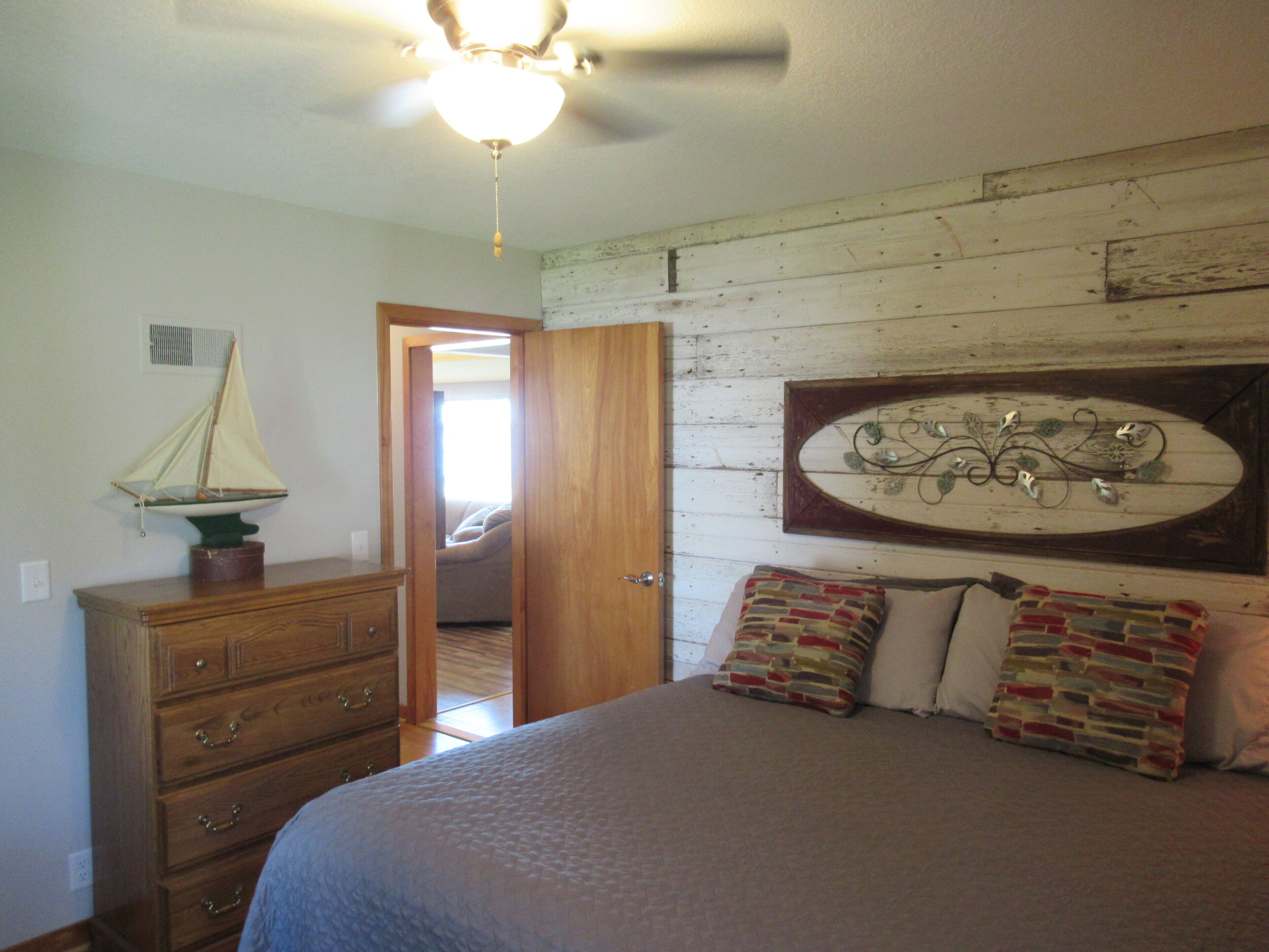 3 slaapkamers, een bureau, een strijkplank/strijkijzer, reisbedje