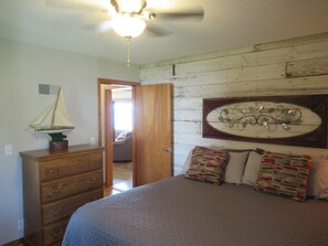 3 bedrooms, desk, iron/ironing board, travel crib