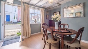 Dining - Plum Guide - In The Wheat House (Colchester)