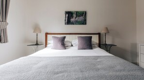 Room - Plum Guide - Sugar Town (Cheltenham)