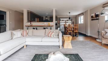 TV, perapian, dan foosball