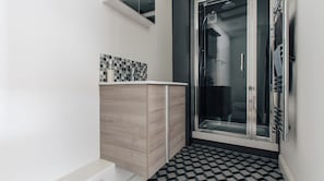 Bathroom - Plum Guide - Sugar Town (Cheltenham)