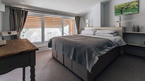 4 bedrooms, iron/ironing board