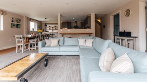 TV, fireplace, DVD player, books - Plum Guide - Author's Greens (Cheltenham)