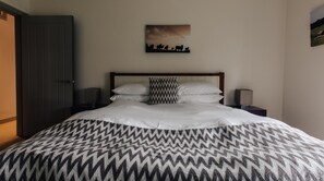 4 bedrooms, iron/ironing board - Plum Guide - Lost And Found (Cheltenham)