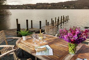 Outdoor dining - Plum Guide - Jetty Uncharted (Ambleside)