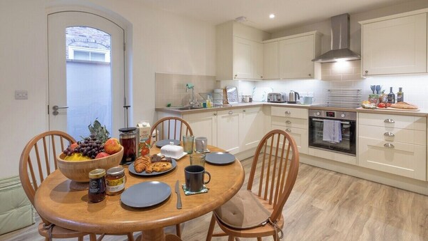 Dining - Plum Guide - Acting Sweet (York)
