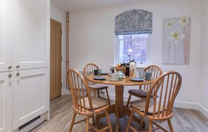 Dining - Plum Guide - Acting Sweet (York)