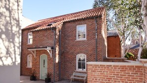 Exterior - Plum Guide - Acting Sweet (York)