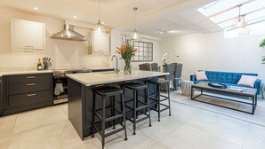 Interior - Plum Guide - Champagne Supernova (London)