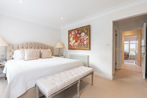 3 habitaciones y tabla de planchar con plancha 