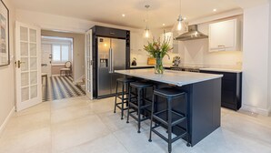 Private kitchen - Plum Guide - Champagne Supernova (London)