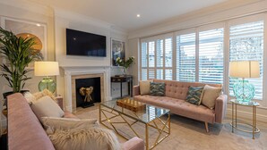 Living area - Plum Guide - Champagne Supernova (London)
