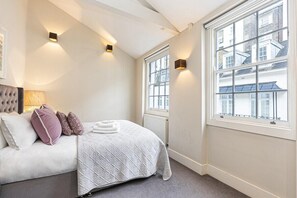 Room - Plum Guide - Lady Godiva (London)