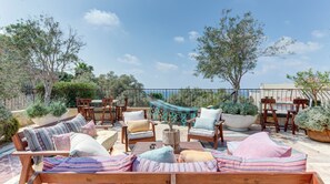 Outdoor dining - Plum Guide - Magic Tiles (Tel Aviv)