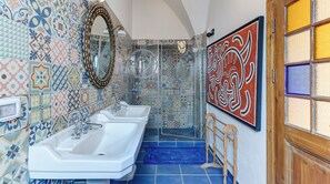 Shower - Plum Guide - Magic Tiles (Tel Aviv)