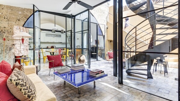 TV - Plum Guide - Magic Tiles (Tel Aviv)