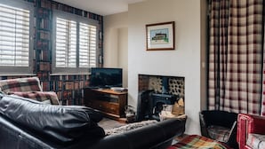 TV, fireplace, DVD player, books - Plum Guide - Duck Duck Goose (Norwich)