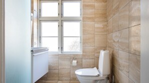 Bathroom - Plum Guide - The Olive Tree Loft (Copenhagen)