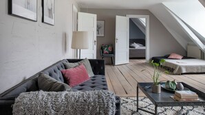 Living area - Plum Guide - Ostrich in the Eaves (Copenhagen)
