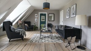 TV - Plum Guide - Ostrich in the Eaves (Copenhagen)