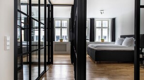 3 habitaciones y tabla de planchar con plancha