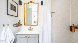 Bathroom - Plum Guide - Princess Alexandra (Copenhagen)