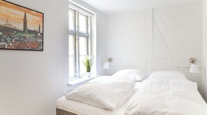 1 habitación y tabla de planchar con plancha 