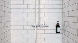 Shower - Plum Guide - Sage Advice (Copenhagen)