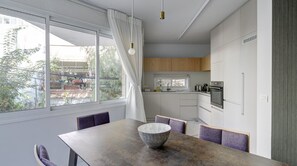 Dining - Plum Guide - Rhododendron (Tel Aviv)