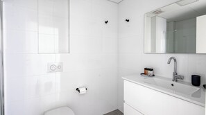 Shower, designer toiletries - Plum Guide - Biography (Tel Aviv)