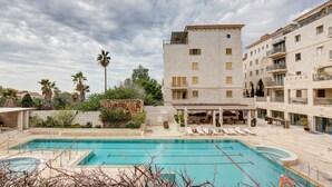 Pool - Plum Guide - Andromeda Outlook (Tel Aviv)