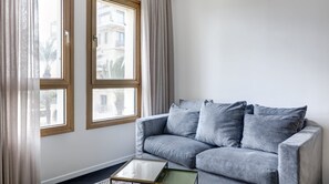 TV - Plum Guide - Andromeda Outlook (Tel Aviv)